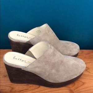 Suede wedge shoe